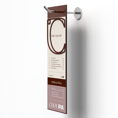 Portamenús de acrílico A5 largo marrón Black Tea con carta impresa colgada#color_black-tea