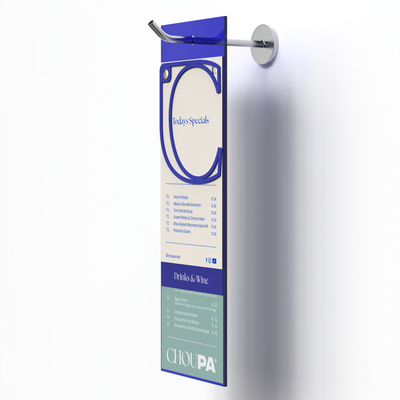 Portamenús de acrílico A5 largo azul Klein con carta impresa colgada#color_klein-blue