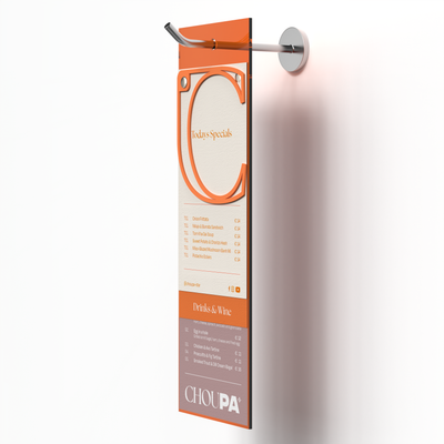 Portamenús de acrílico A5 largo naranja con carta impresa colgada#color_orange