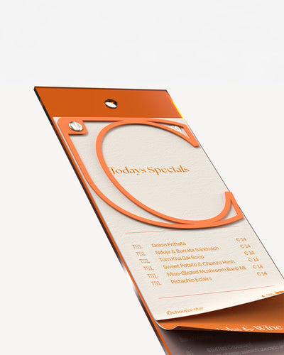 Portamenús de acrílico A5 largo naranja con carta impresa#color_orange#menu-size_A5-long