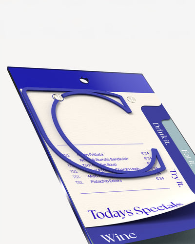 Portamenús de acrílico A5 azul Klein con carta impresa fijada#menu-size_A5