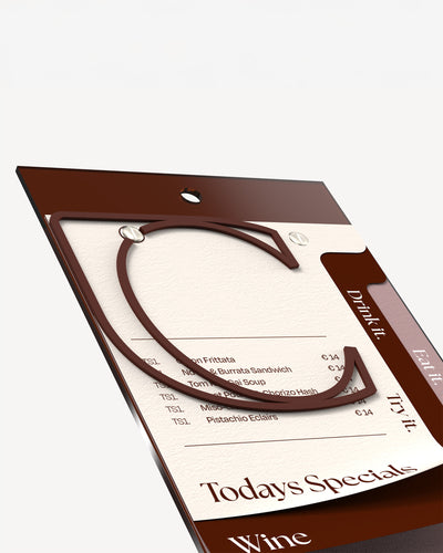 Portamenús de acrílico A5 marrón Black Tea con carta impresa fijada#color_black-tea